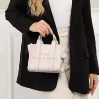 marc jacobs sacs portés main, leather tote bag en crème - totespour dames